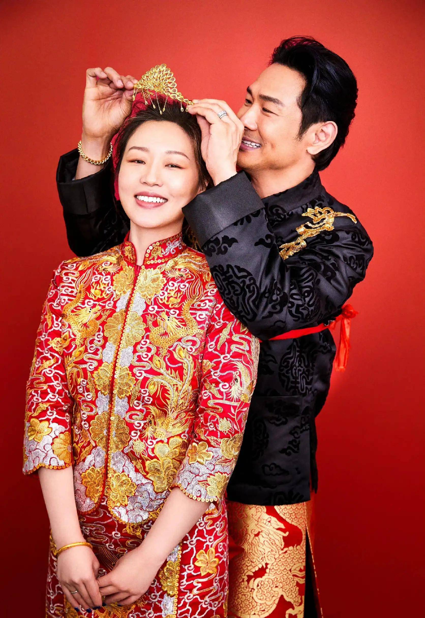 周年,携小24岁娇妻穿中式婚服庆祝,60岁仍想生二胎_李晓冰_香港_儿子