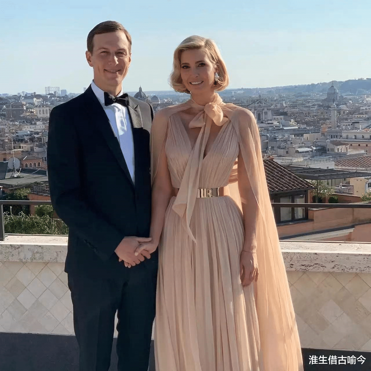 伊万卡晒照片庆祝结婚13周年纪念日,她和丈夫热情拥吻,真的甜蜜