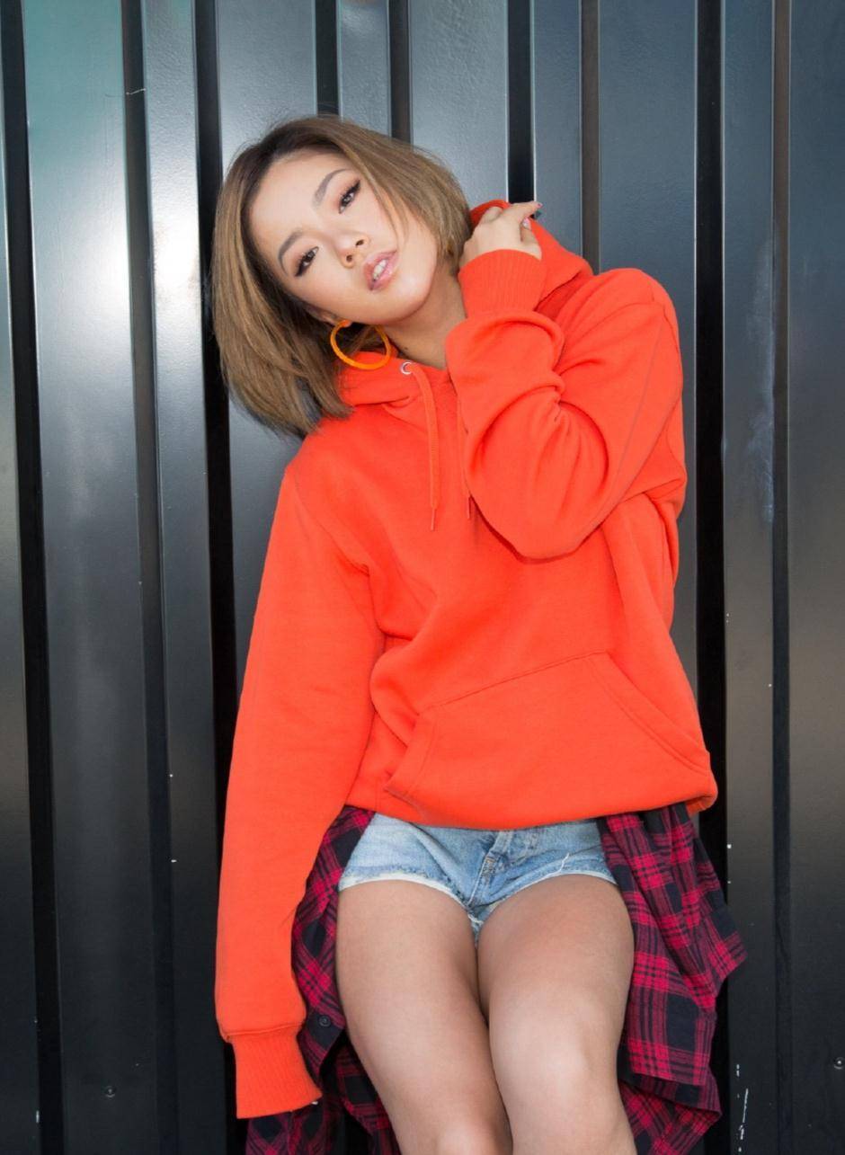 王菊真大胆,镜头下穿低身材背心不露怯,绿发配公主切,欧美范十足_王菊