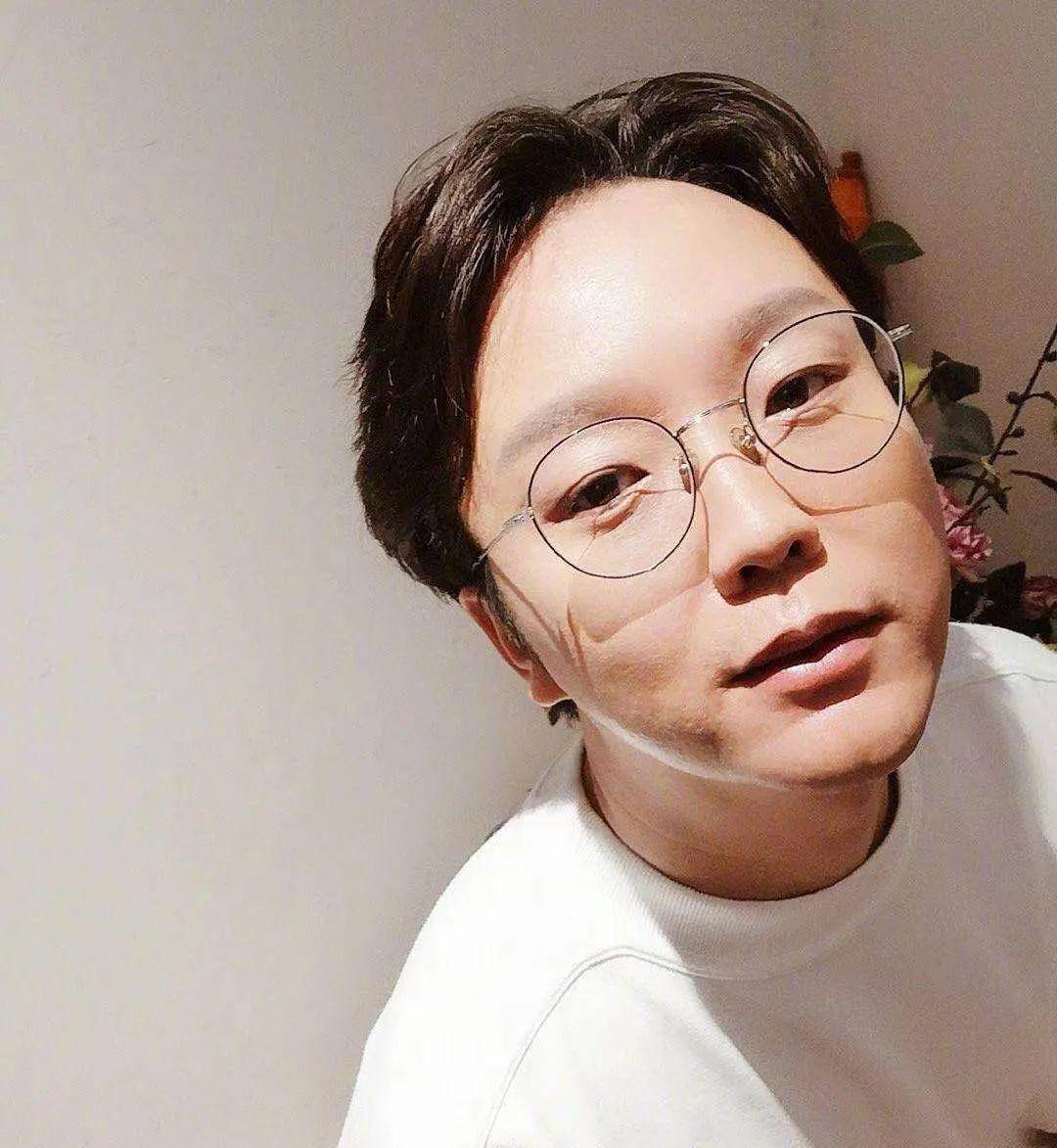 43岁李玉刚看起来很怪异,脸肿嘴唇像抹了猪油,写真更像是女性_视频