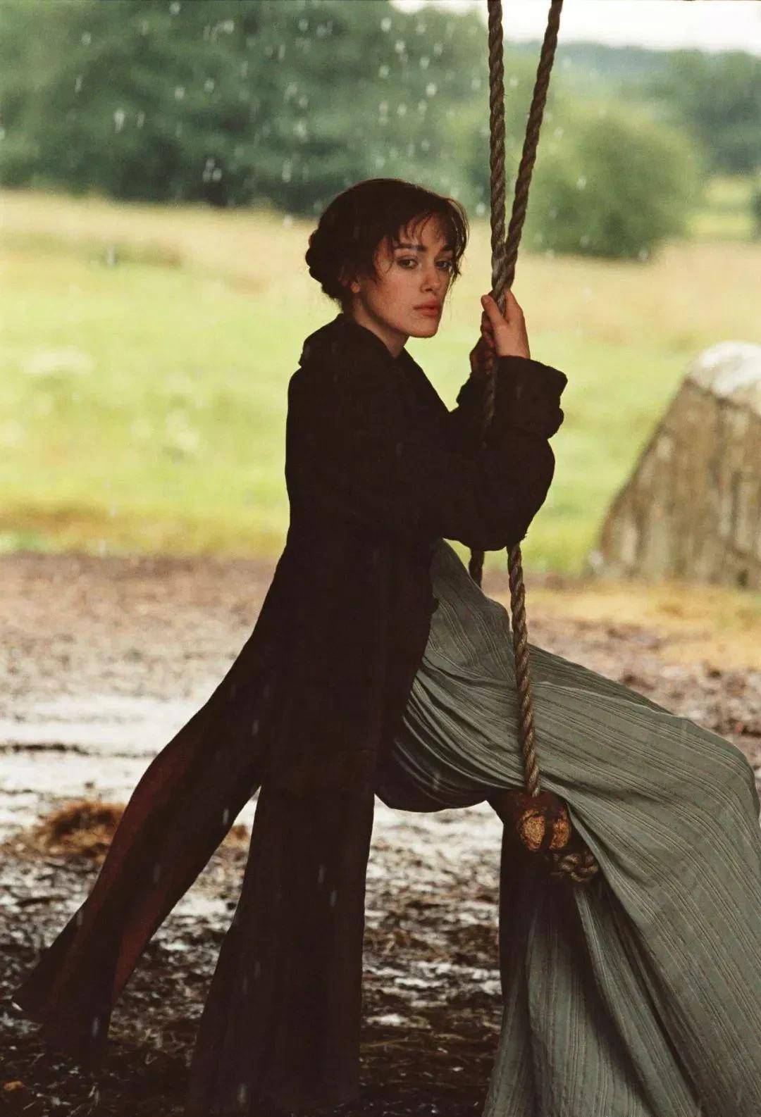 低落的丽萃在去闺蜜的新家的时候,见到了达西和他傲慢的姨妈凯瑟琳