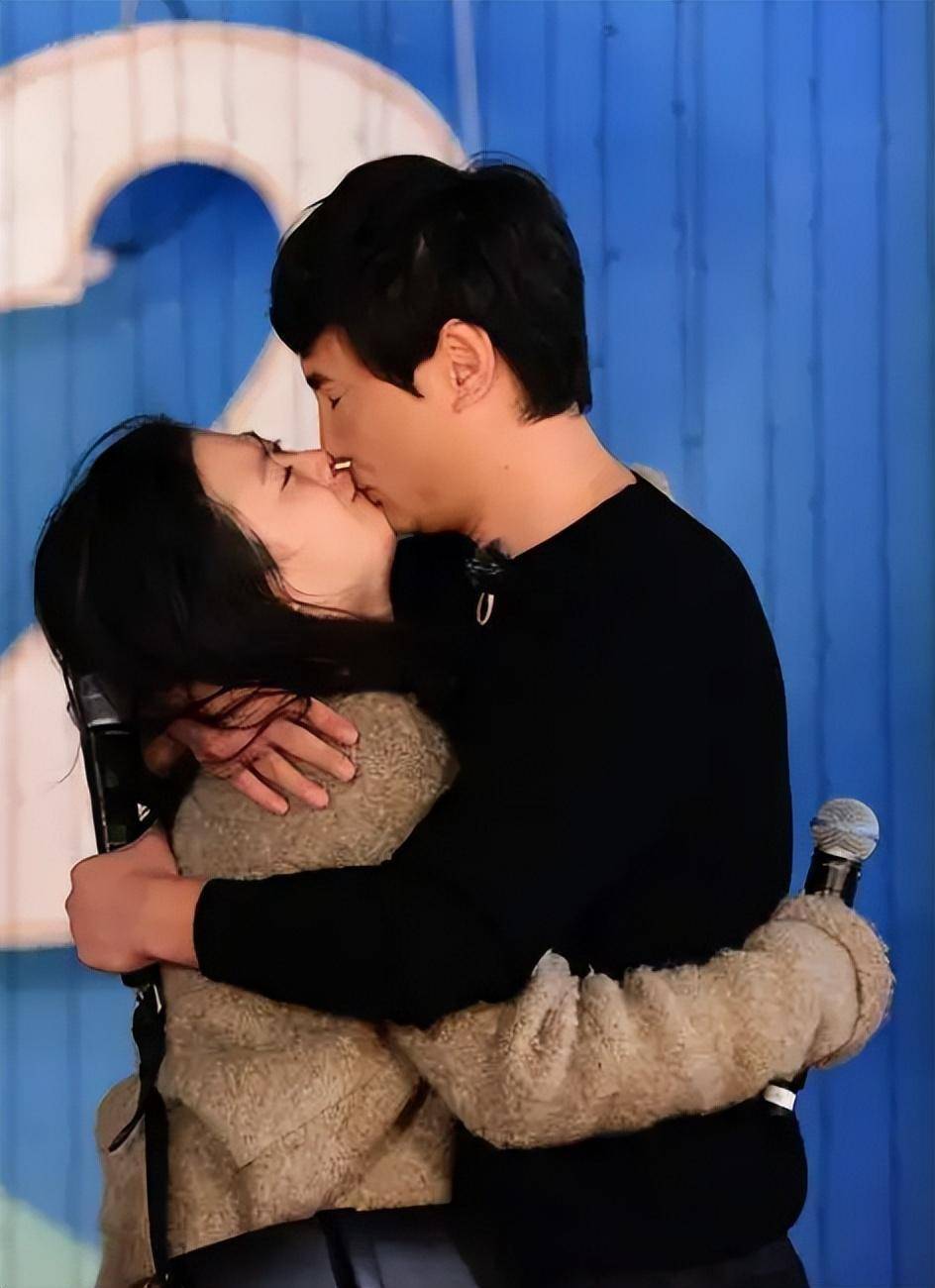 沈腾妻子路边接娃放学,背部又宽又厚太显胖,脚上一双拖鞋近7千_王澜