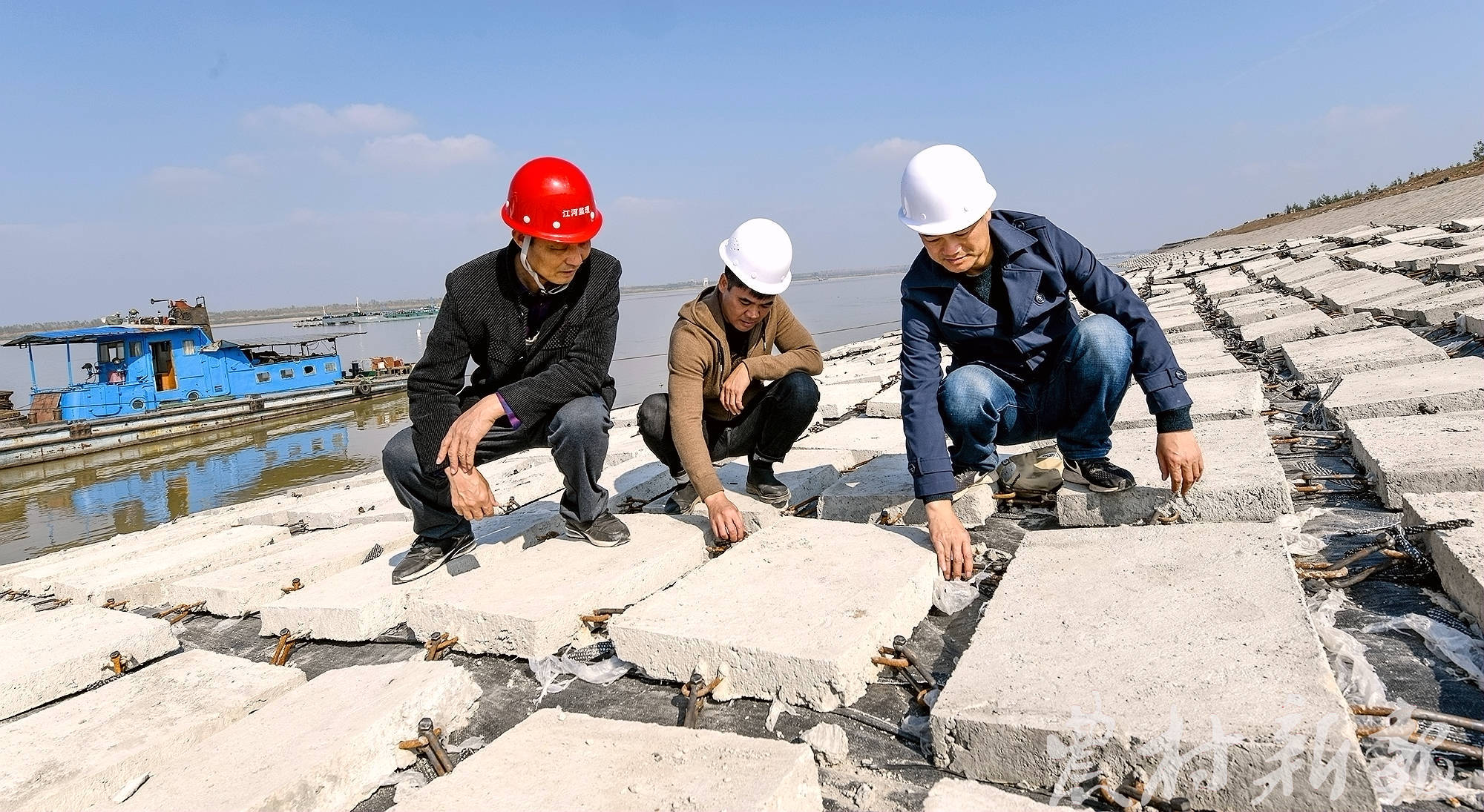 长江嘉鱼段河道整治出新招 首次采用水下预制砼铰链排施工