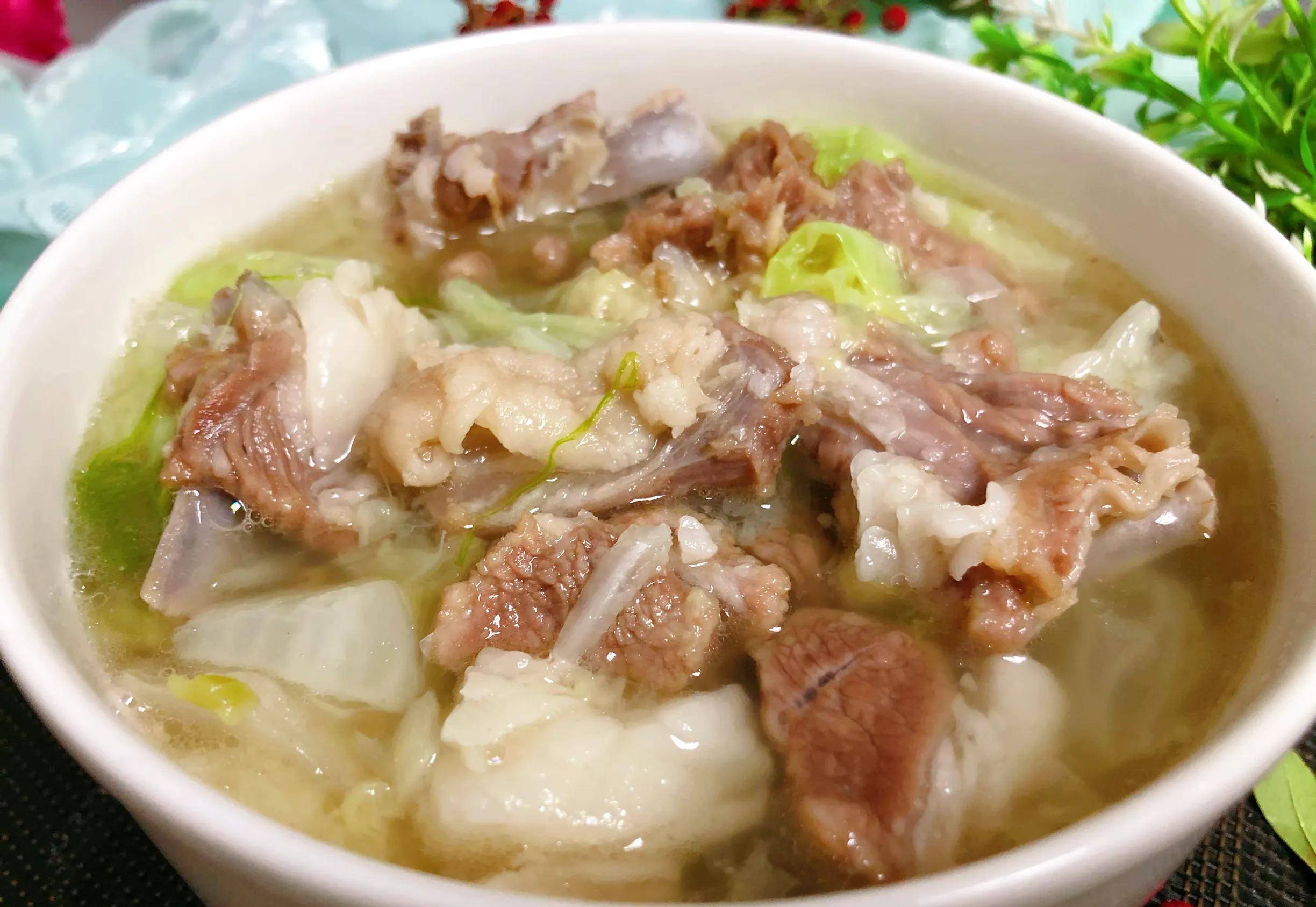 【羊肉白菜汤】冬天手冷脚冷,可以多吃温热的食物让身体暖起来,尤其是
