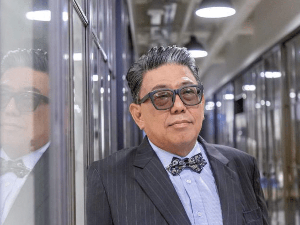 68岁楼南光自曝再婚,送花给妻子庆祝结婚两周年,女方为内地艺人_金霄