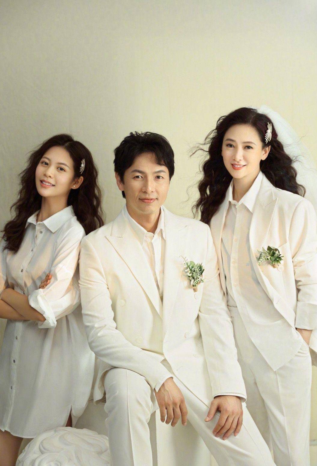 53岁翁虹结婚15周年,晒全家福戴头纱回味幸福,女儿颜值不输妈妈_老公