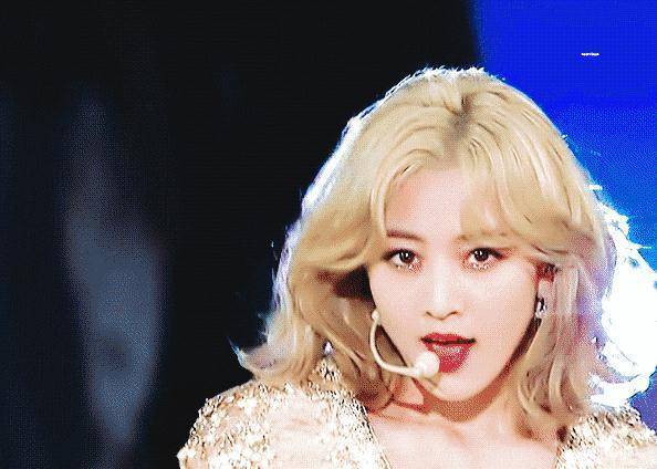 mama两位jyp女艺人,因出众外貌上热议,朴志效像金发芭比_舞台_金色_出