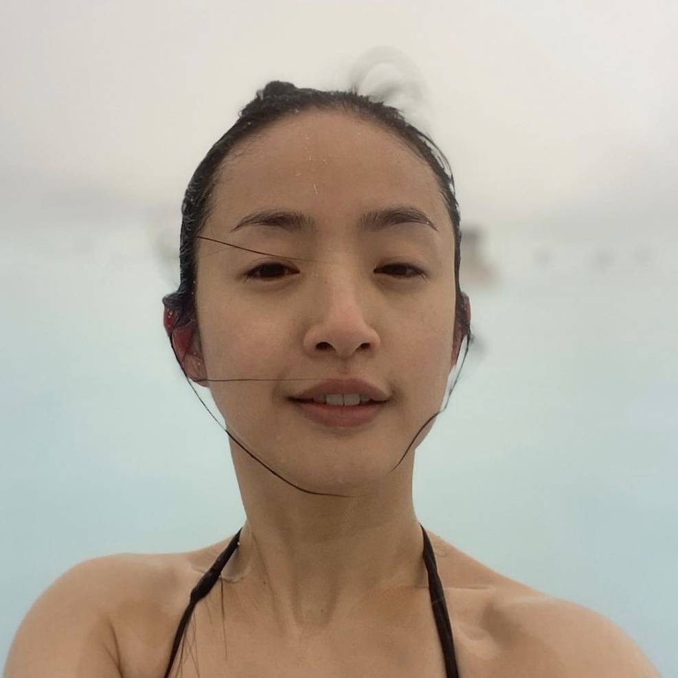 再加上白净的皮肤,让林依晨很显小,照片中的林依晨穿着系带样式的泳衣