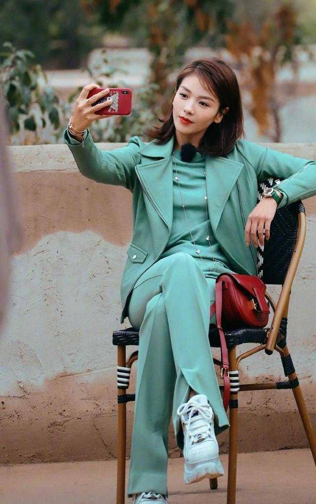 41岁刘涛真是"人间绝色",一袭绿色look套装高级优雅,美得高级_显得