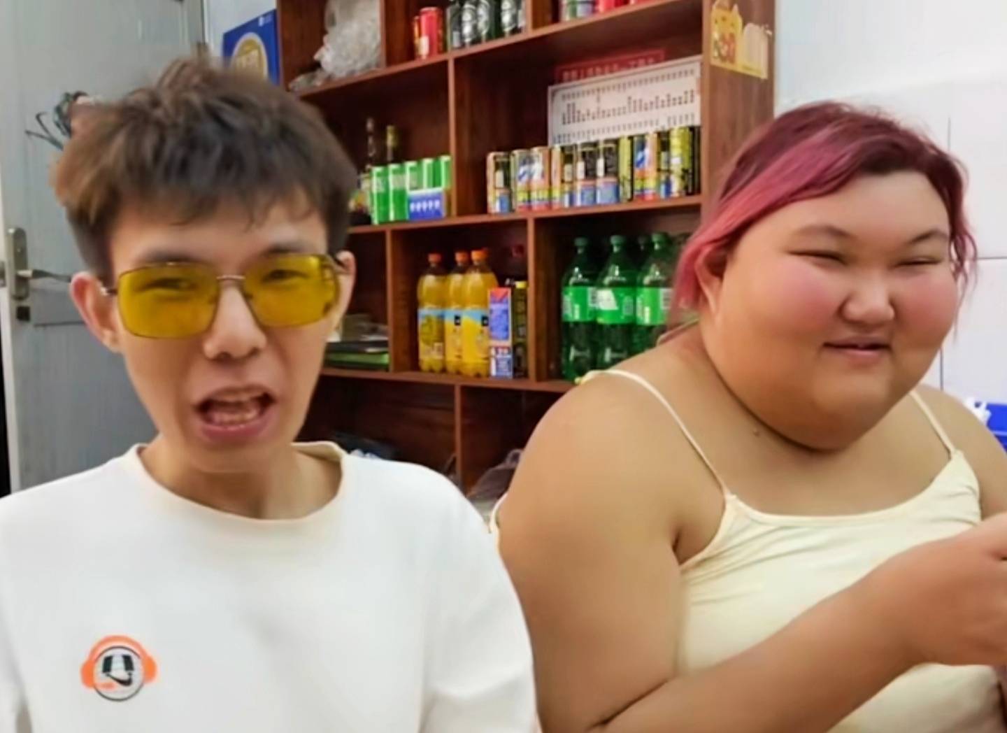 粉丝路上碰到张嘉文,路边抽烟打着电话,"屌丝气质"不是装的_热度_比赛