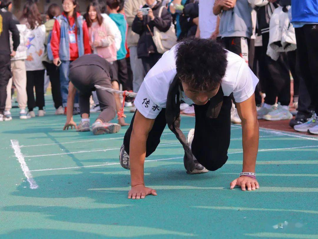 押加又叫大象拔河,是一种趴着的拔河项目.