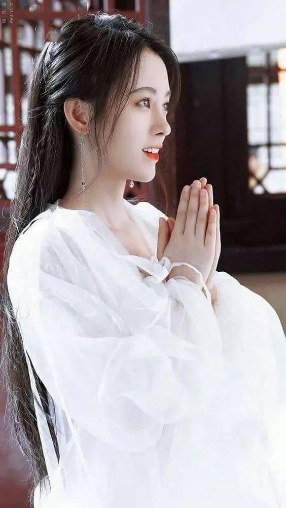 说着说着,就带着惹琼巴来到一珍宝形成的华屋,其中充满各种无尽妙欲