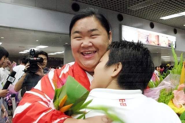 "举重冠军"唐功红:30岁退役,国家奖励4室2厅,老公长相帅气_张美兰