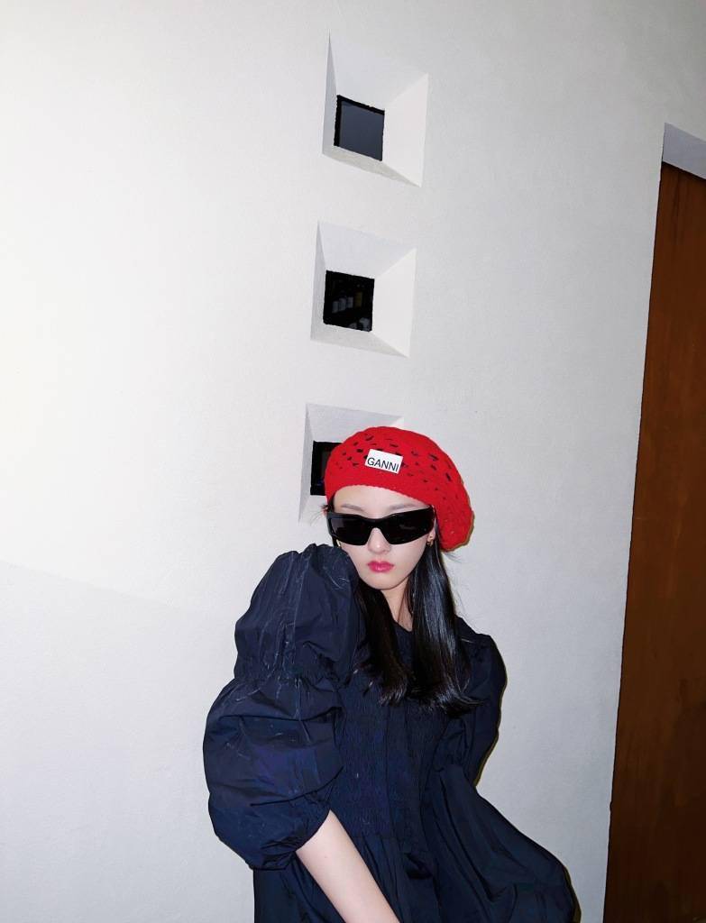 宋祖儿发布红色贝雷帽造型随拍 墨镜遮面摆酷姿时髦女郎_蓝色_连衣裙
