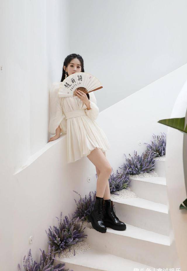赵丽颖衣品越来越好,穿白色仙女裙甜美俏皮,秀出"美腿"很撩人_裙子