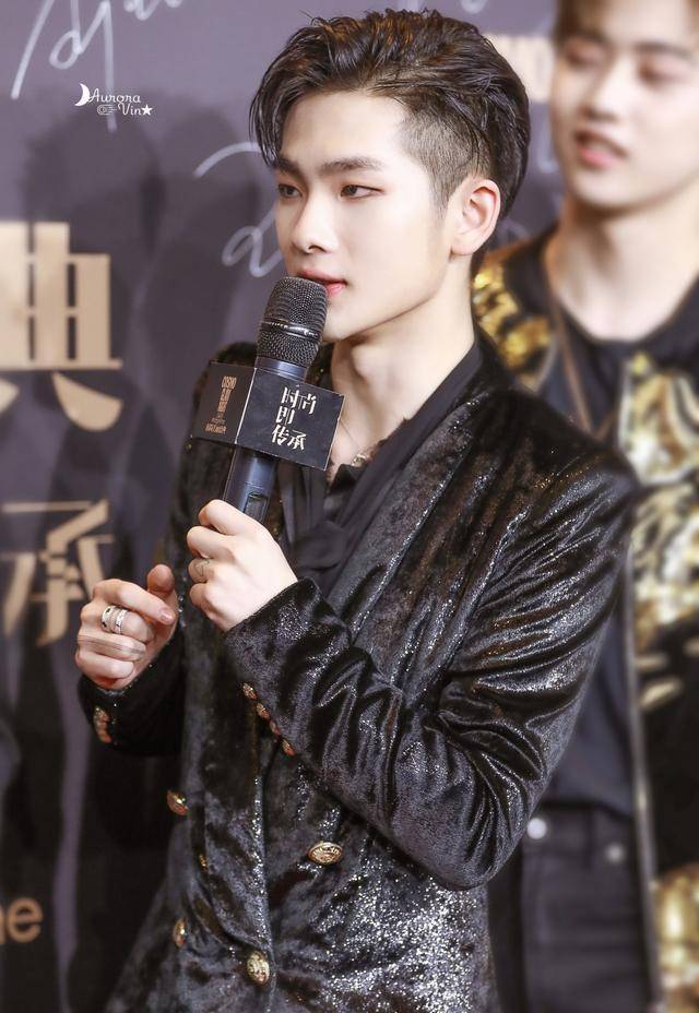 作为00后,爱笑应该算是周震南最美的特质了,顺毛的