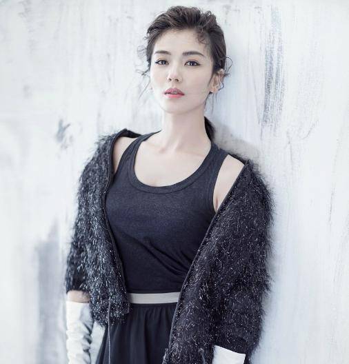 41岁刘涛颜值身材都保持很好,看着像30岁,却被一双手出卖年龄!