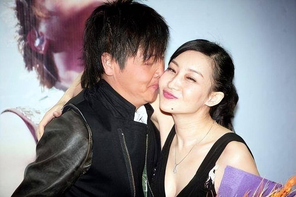 孙楠买红妹离婚13年:她找小男友生活幸福,他跌落神坛