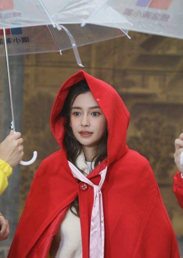 baby化身"小红帽"红色古风斗篷造型惊艳,生图也是那么美!