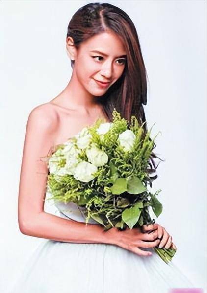 拍完《小别离》后江语晨在社交媒体中晒出一张照片,照片上两手相握