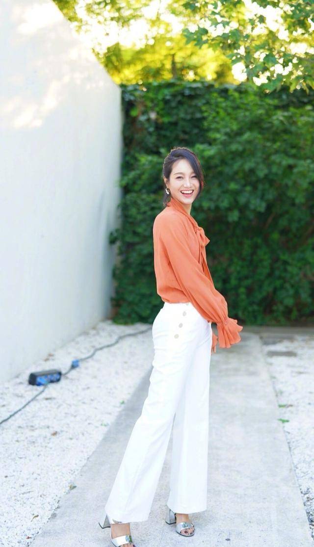 38岁朱丹私服穿搭,t恤配牛仔裤,简单大方有亲和力!_衣服_衬衫_显得