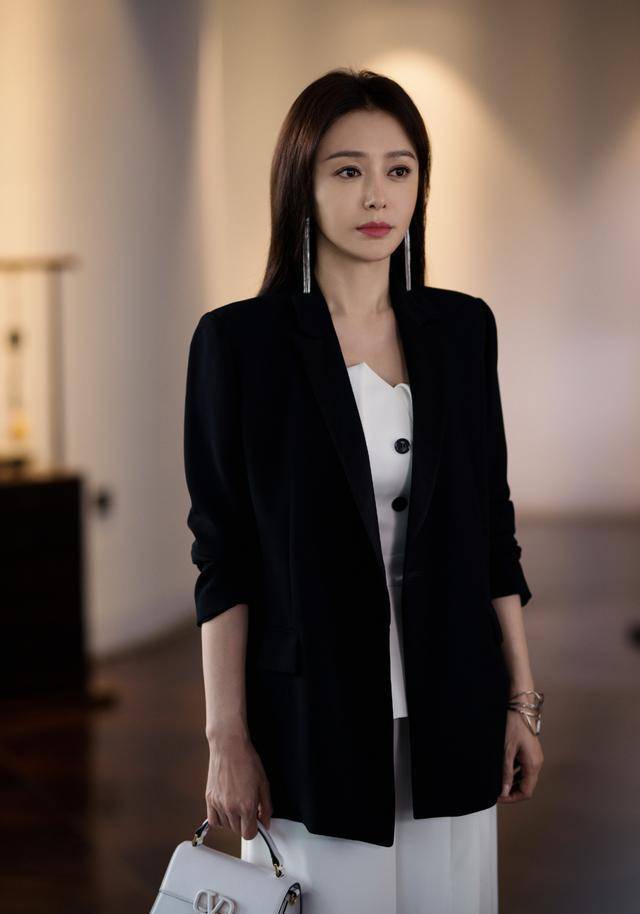不老女神秦岚,职场女性的穿搭借鉴,这样穿会飒到没朋友_西装_剧里
