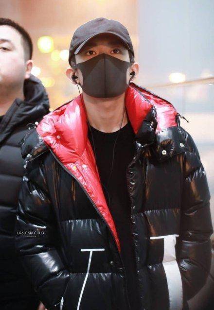 菜市场偶遇千玺,羽绒服太长显得个子矮,身后还跟了一群萌娃_胡杏儿