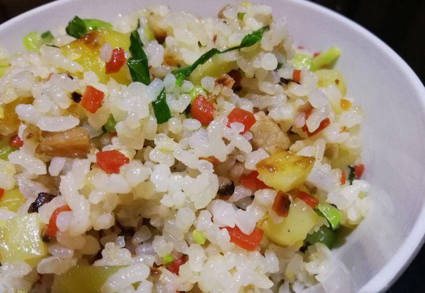五彩斑斓的土豆,胡萝卜,苦菜,香菇炒饭,色香味俱全!_食材_腊肉_剩余