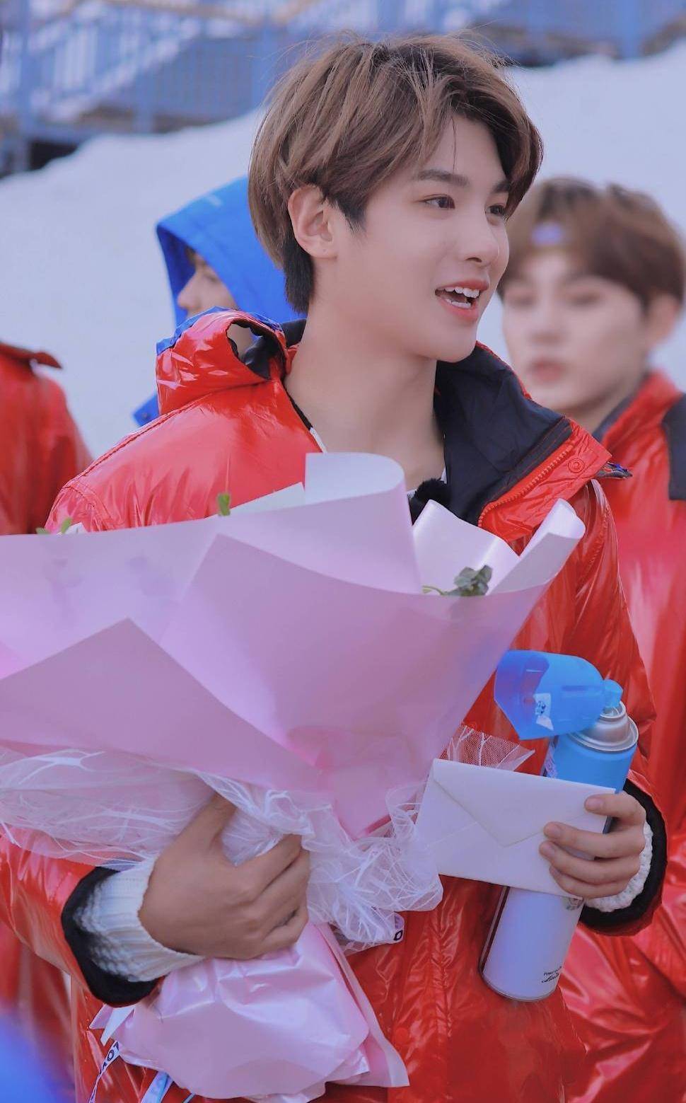 把谦逊刻在骨子里的黄明昊,细节见人品_少年_偶像_实力