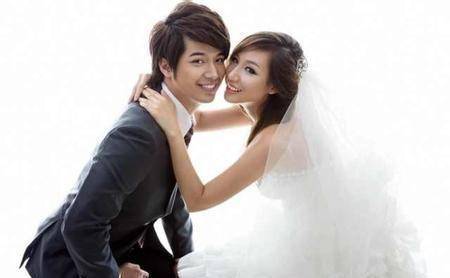 对他小时候的不幸,之后的宋晓波是幸运的,不仅有事业,更有令人羡慕的