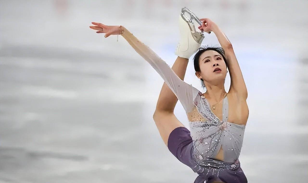 滑冰美女练得惊人,徒手翻动大轮胎,为自己的身材骄傲,她说:我起不了床