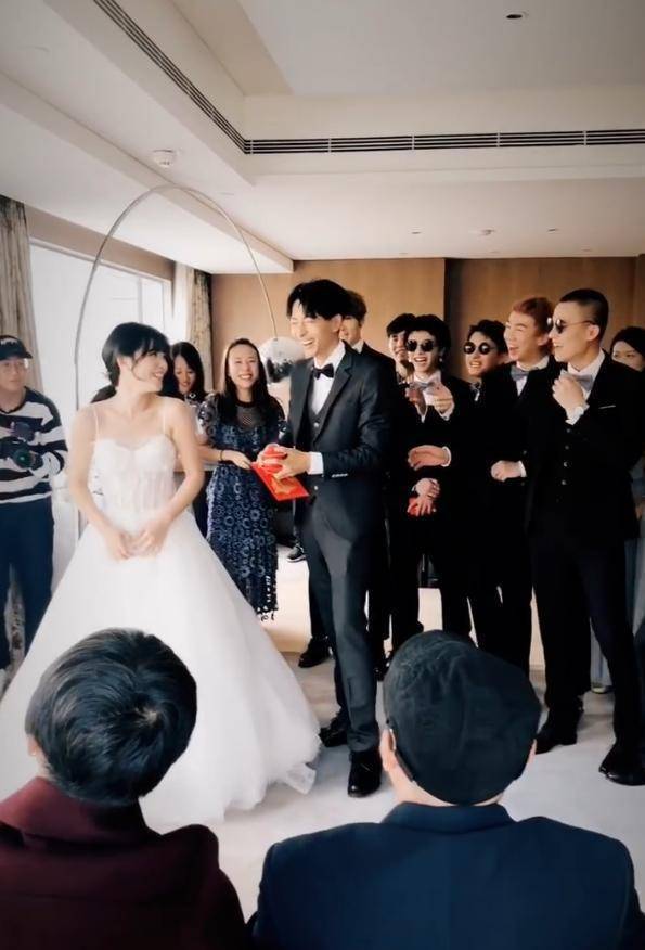 白举纲宣布结婚好消息,干娘蔡少芬称赞"儿媳"说她温柔大方_祝福_女孩