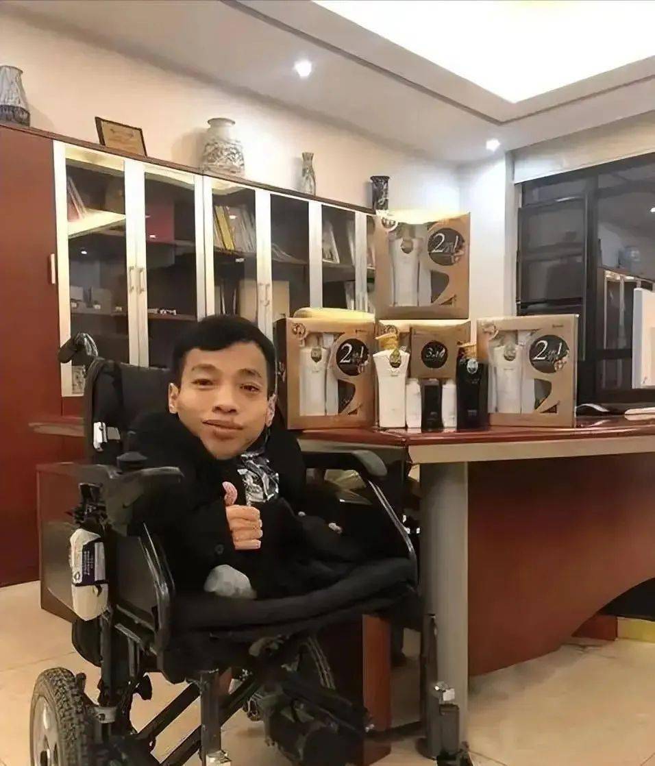 "轮椅总裁"李创利:因患罕见疾病,身高仅80厘米,16岁创业赚3亿,娶回1米