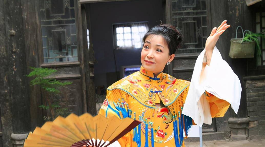 大家只知道她经常演"皇后",却不想年轻时,她长得像"仙女"_戴春荣_西安
