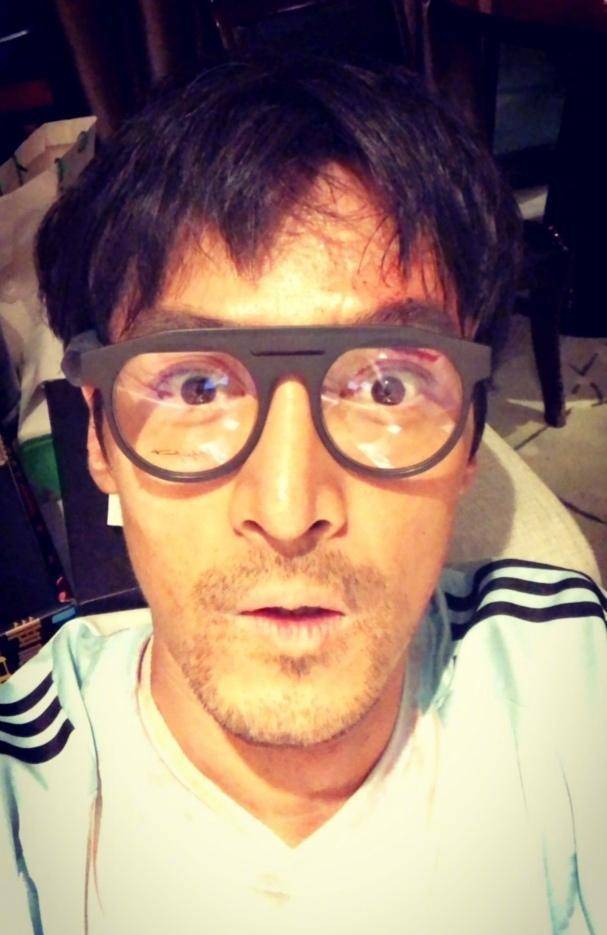 最近一次胡歌自拍是下面这样的,发型很飘逸,嘴唇上还有一群巧克力,歪