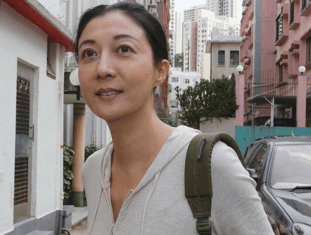 成龙18岁女儿和女友结婚,吴绮莉接受采访首度表态会祝福_妈妈_开心_小