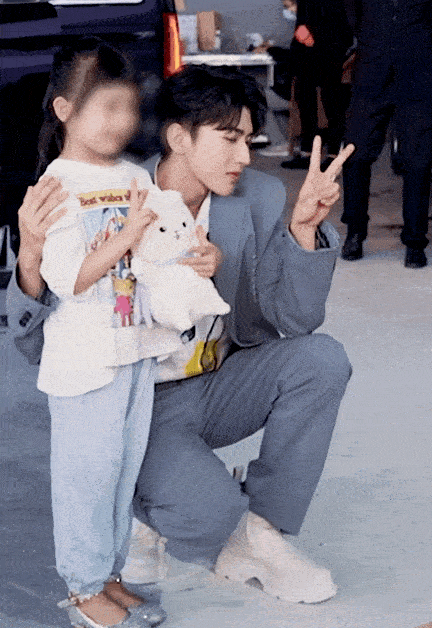 蔡徐坤发现后立马上前安慰,轻轻招呼示意小女孩儿过来,而后温柔和她