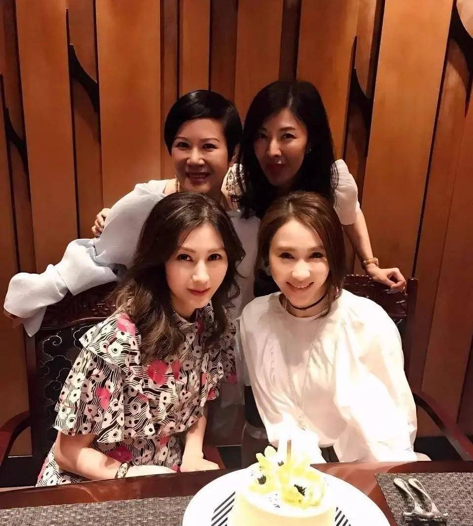 50岁黎姿绽放自信美,称个性是优雅的条件_李嘉欣_美人_女神