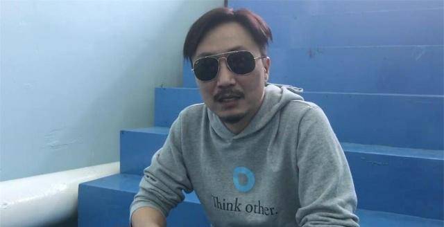 曾与张学友比肩,在事业巅峰选择做喜剧演员,无厘头模仿周星驰