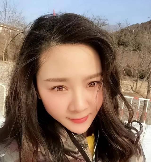 14岁的额尔玛依娜在阿坝州青少年舞蹈比赛中获得第一名,这让她受到了