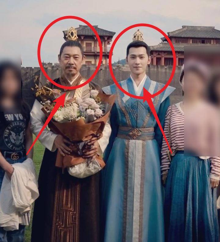 64岁张丰毅和杨洋同框,截图放大面部,终于相信二人相差35岁了_自然