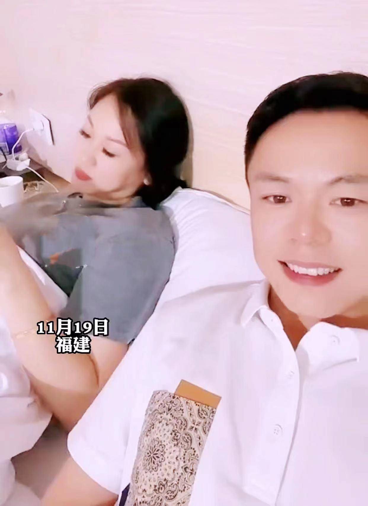 动作亲密毫无隔阂虽然离婚了但会经常见面