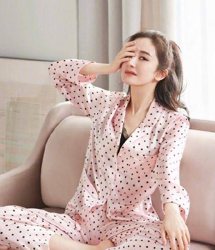 倪妮的气质很出众,穿睡衣也可以压得住气场,嘟嘟嘴真的很可爱_时尚