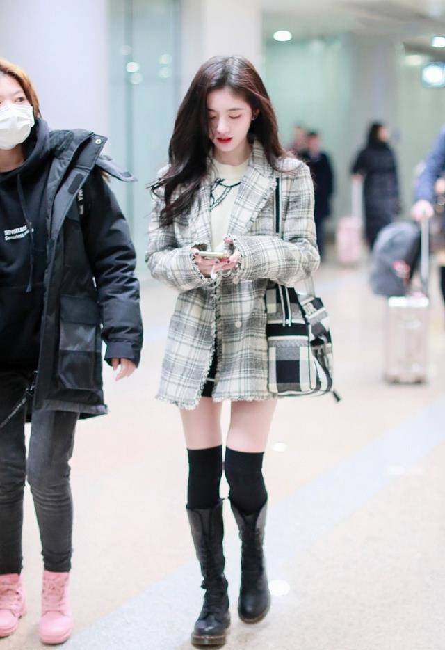 aj早就过时了,现在流行鞠婧祎的"绷带鞋",搭配过膝筒袜贼显高