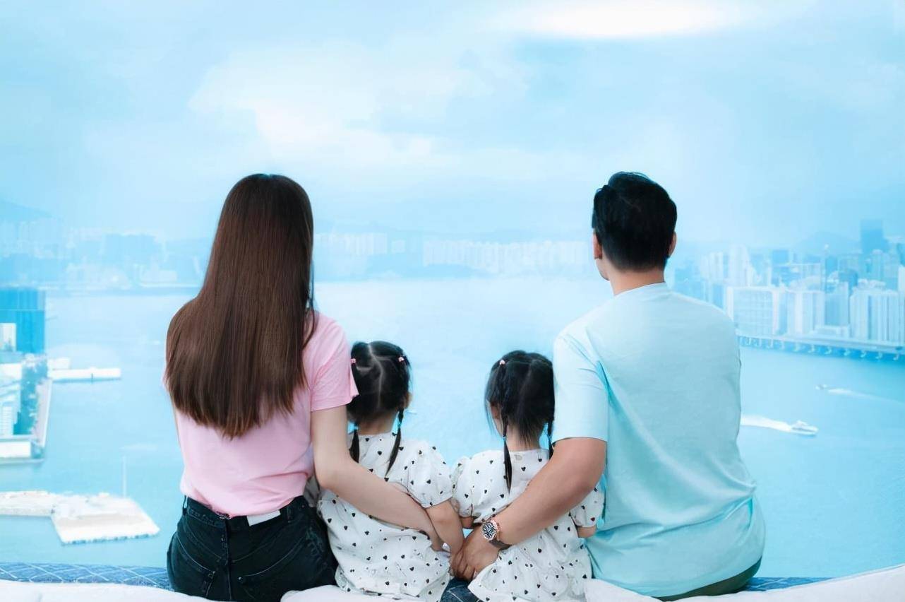 郭可颂为爱妻熊黛林庆生分享全家福,双胞胎女儿长相不大相像_lyvia