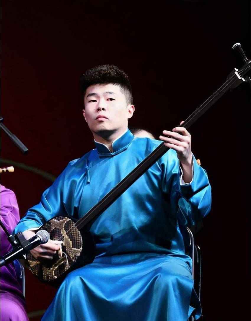 即将走红,官媒发文为周九良庆生,有谁注意到对他的3字称呼_先生