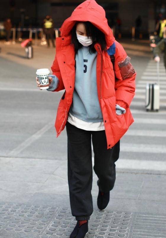 那英素颜现身机场!橘红小袄配卫衣眼袋太重,穿老年棉布鞋也时髦