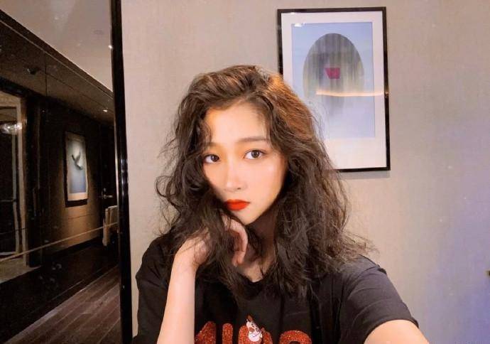 关晓彤剧外变"阔太",23岁拎20万爱马仕,穿睡衣像别墅里的贵妇_衬衫