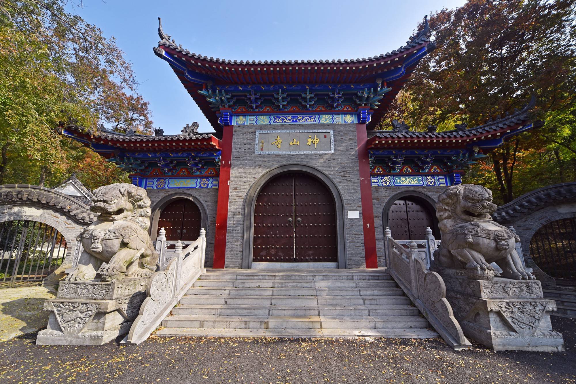 神山寺建于唐代大历年间,寺内有大雄宝殿,观音殿,法王殿,藏金阁,柴王