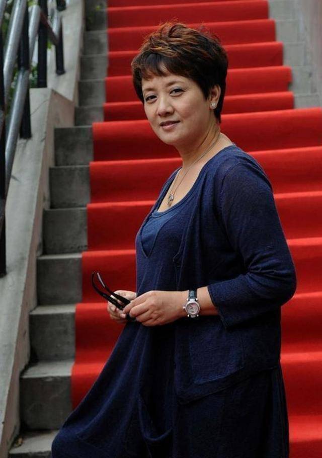 邓婕穿宽松三件套配打底裤,穿衣朴素像邻家奶奶,魅力不减当年_时尚